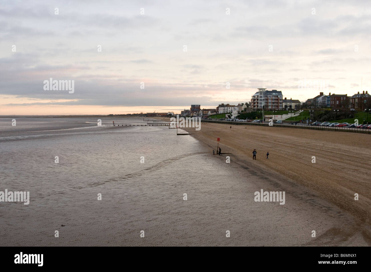 Cleethorpes north east Lincolnshire spiaggia cittadina balneare pier fredda giornata invernale rundown mare costa laterale il giorno fuori Regno Unito Foto Stock