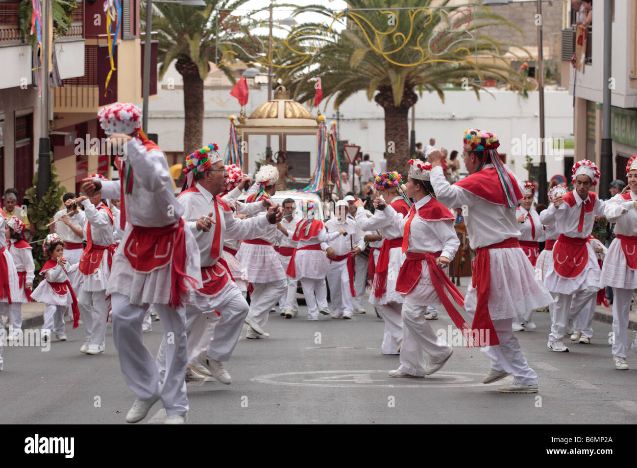 Un colorato dance troupe da El Hierro condurre la sfilata presso l annuale Romeria in Adeje Tenerife Canarie Spagna Foto Stock