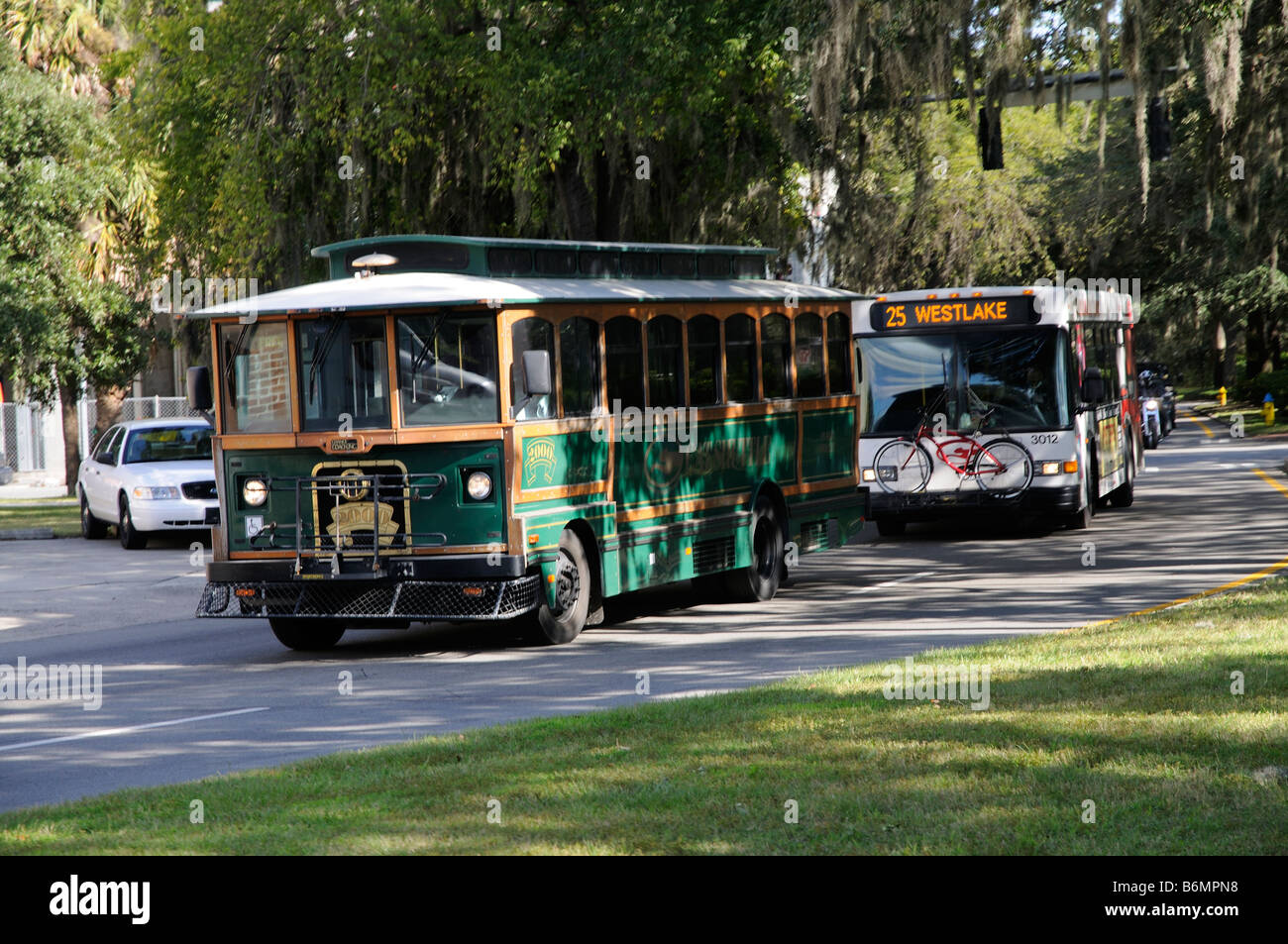 Trolley tour bus nel quartiere storico di Savannah in Georgia USA seguente è un regolare servizio autobus Foto Stock