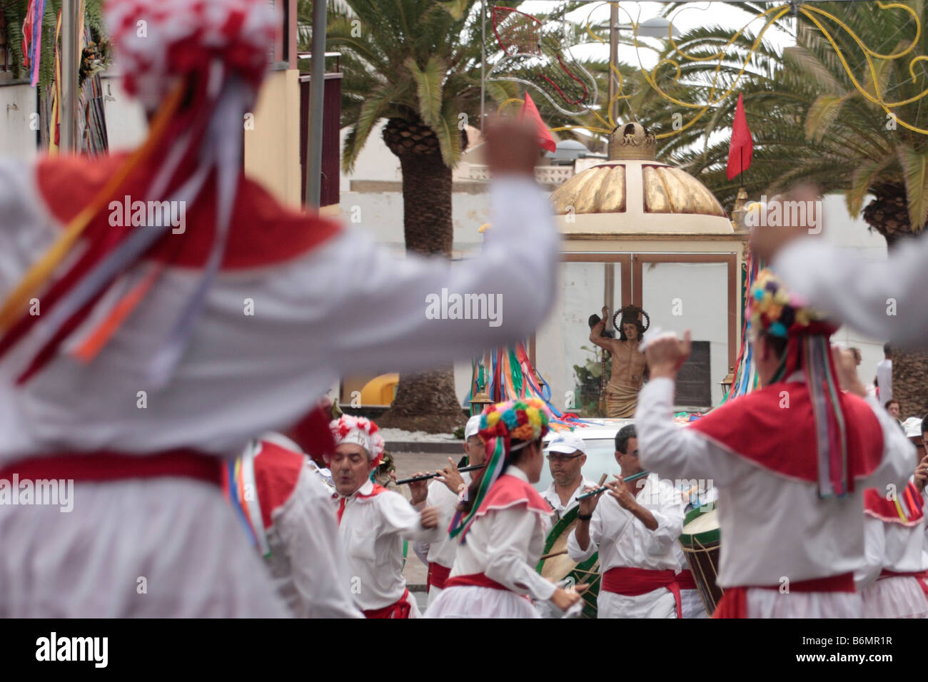 Un colorato dance troupe da El Hierro condurre la sfilata presso l annuale Romeria in Adeje Tenerife Canarie Spagna Foto Stock