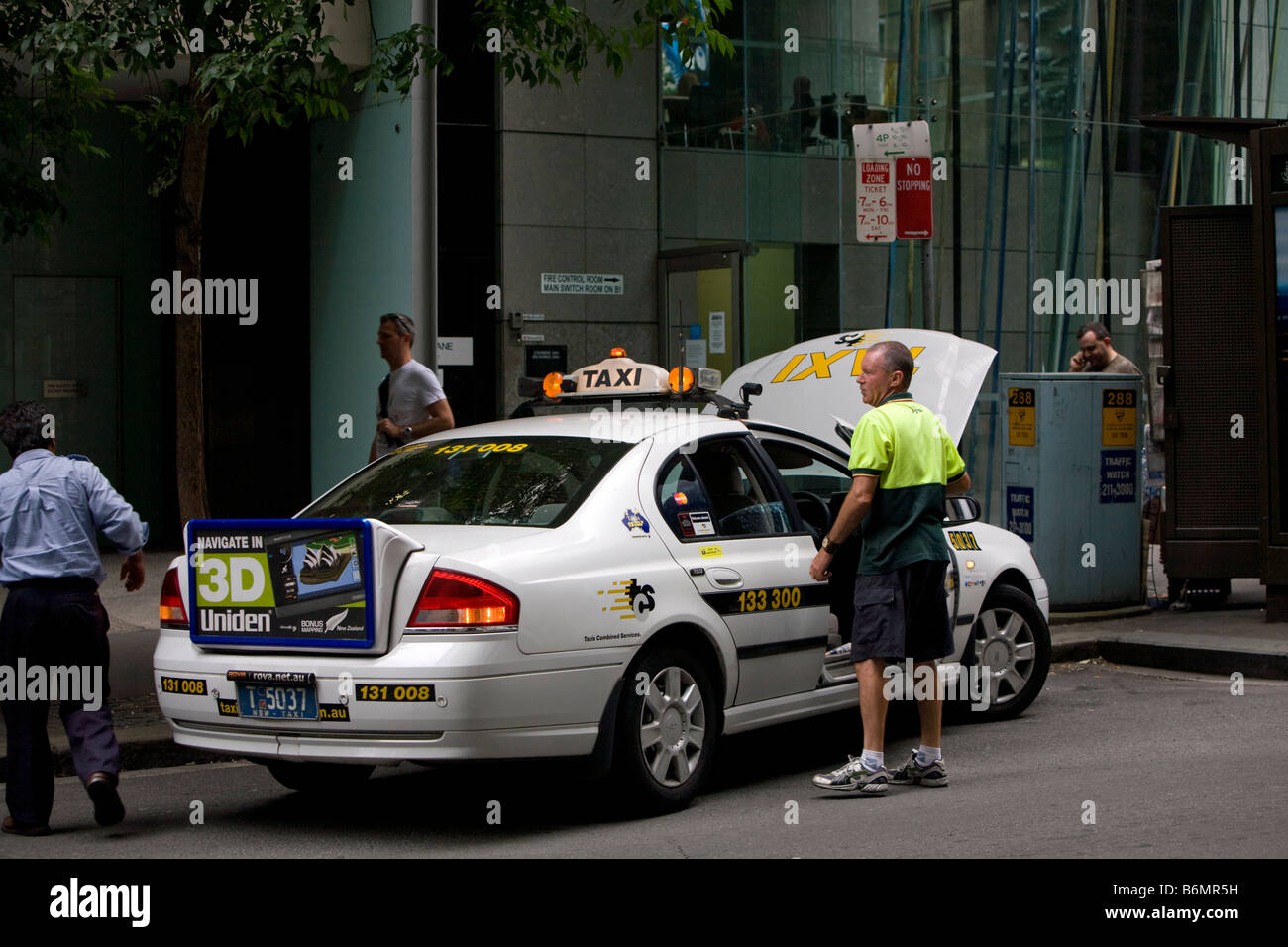 Ripartiti white ford sydney taxi con il cofano anteriore cofano sollevato Foto Stock