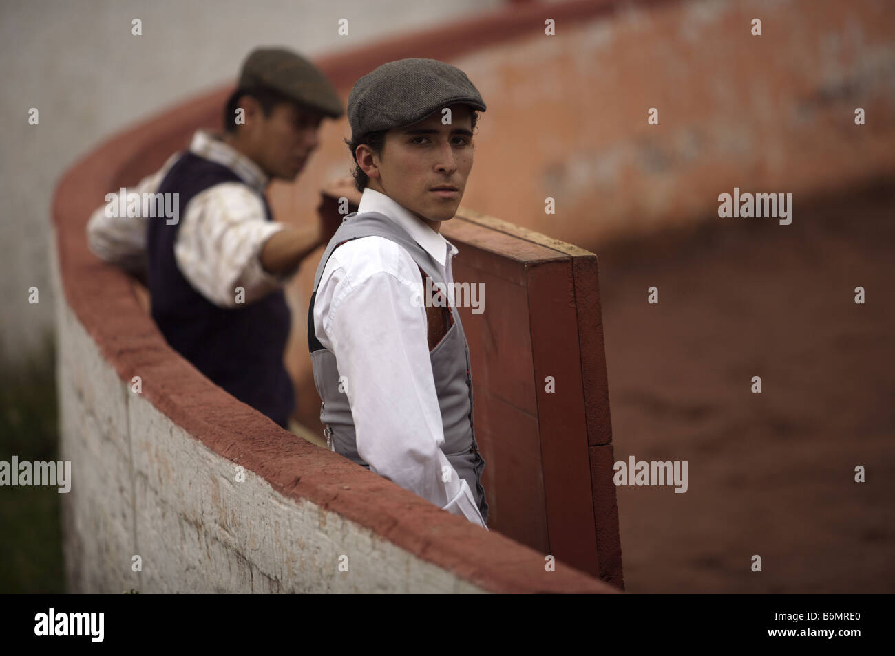 Apprendista torero Mariano R. Liceaga, 16, attende il suo turno in una corrida in Città del Messico Foto Stock