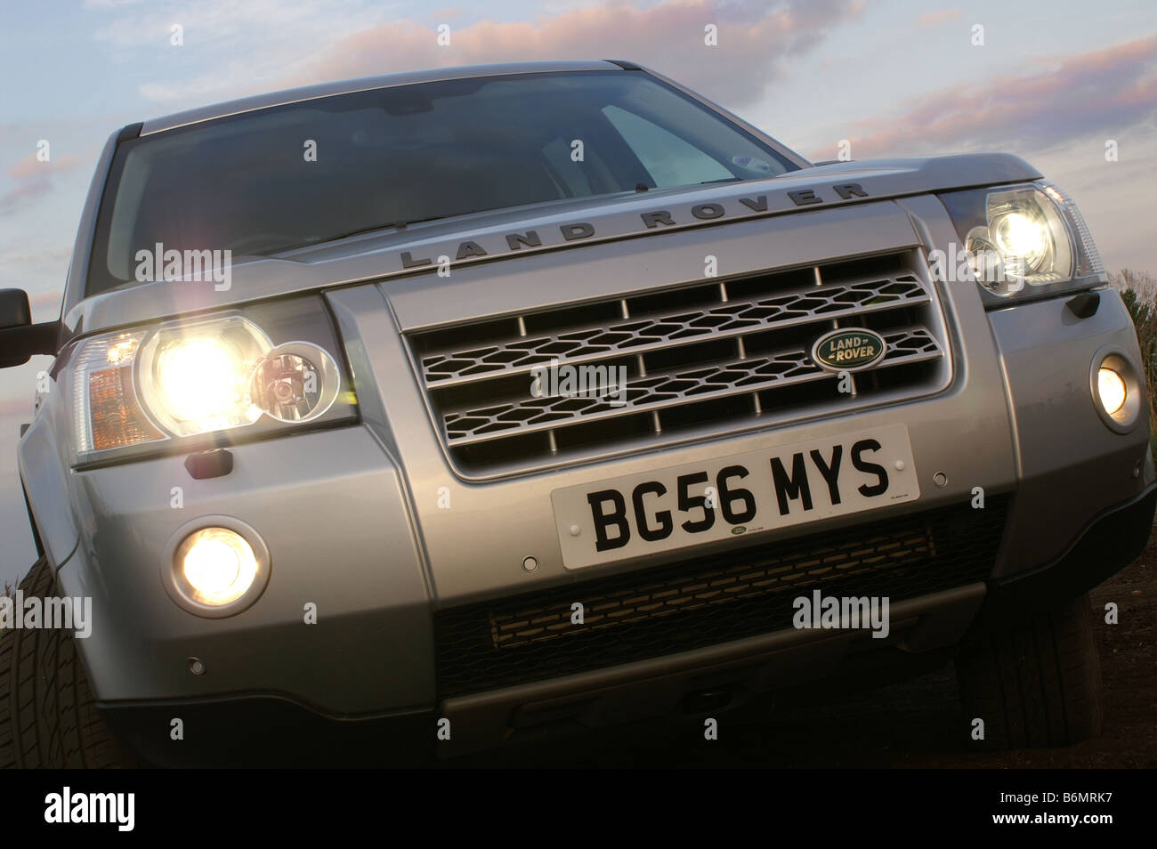 Land Rover Freelander 2 naso con luci accese Foto Stock