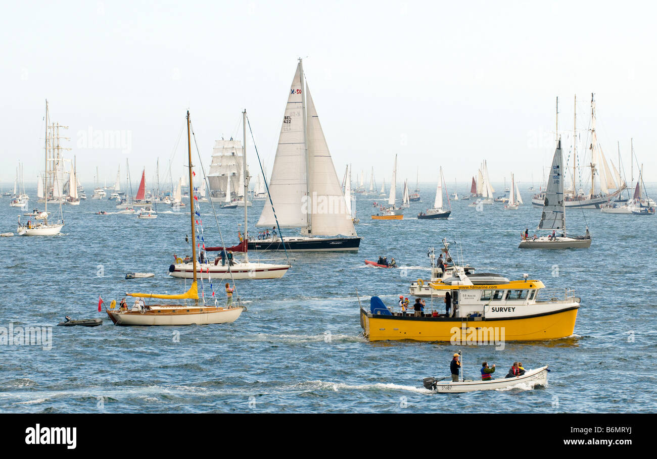 Barche a vela di raccolta al di fuori di Falmouth Harbour durante Funchal 500 TALL SHIPS REGATTA, Falmouth, Cornwall, Regno Unito Foto Stock