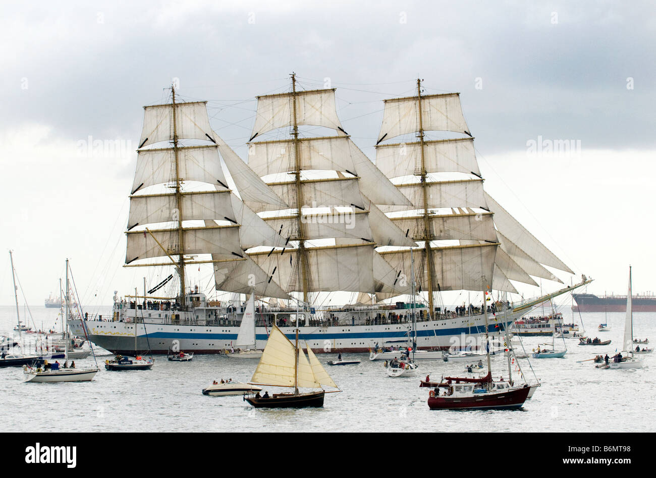 Classe russo a Tall Ship 'Mir circondato da navi di piccole dimensioni durante Funchal 500 TALL SHIPS REGATTA, Falmouth, Cornwall Regno Unito Foto Stock