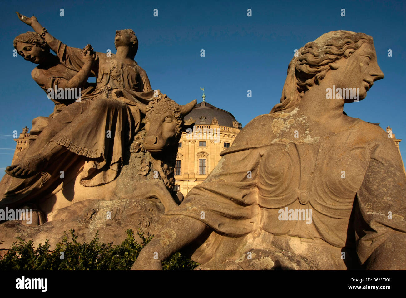Statue nei giardini di corte di Wuerzburg Residence Sito Patrimonio Mondiale dell'UNESCO a Würzburg Baviera Germania Foto Stock