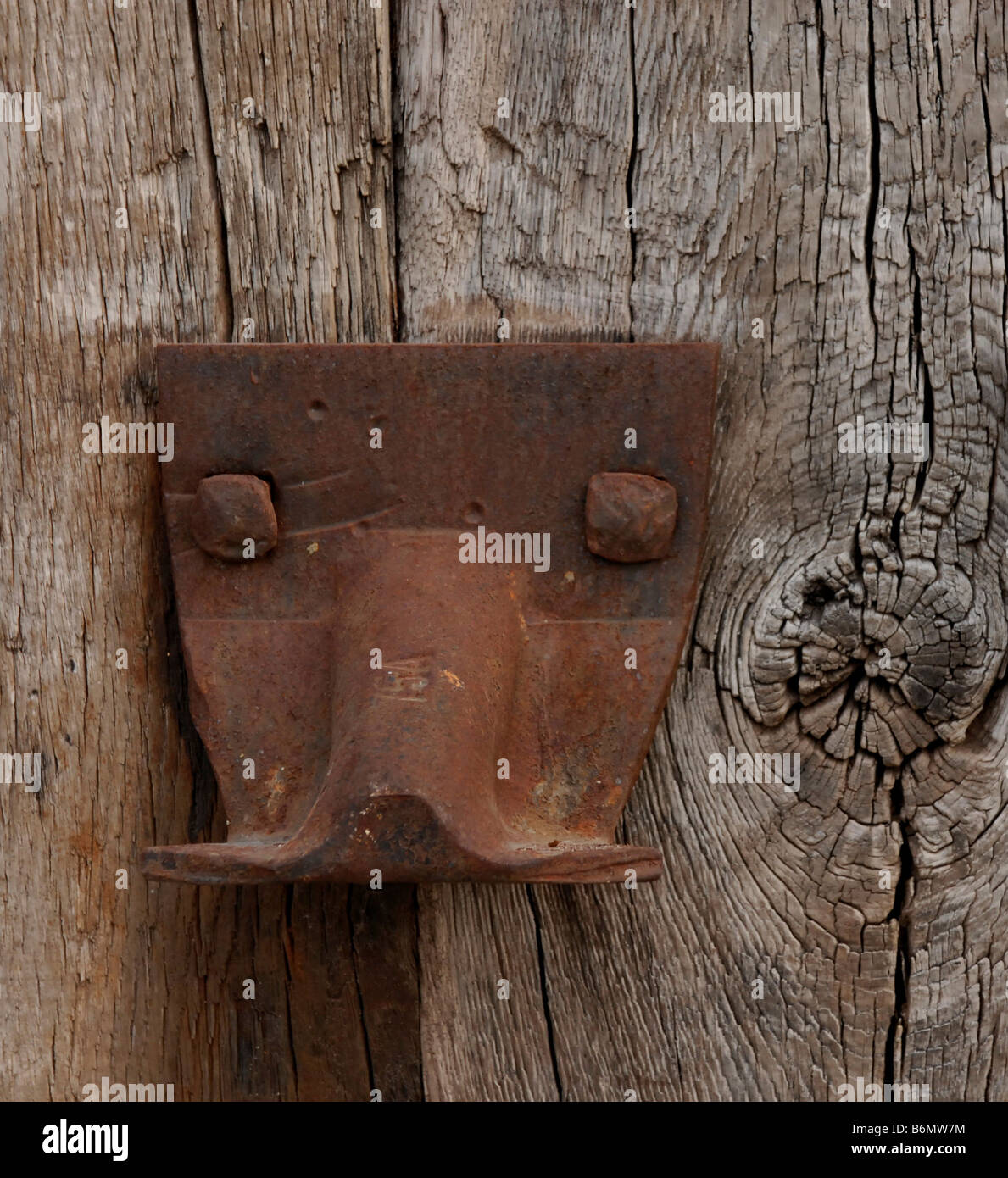 Rusty cerniere e bloccare su un fatiscente parete in legno Foto Stock
