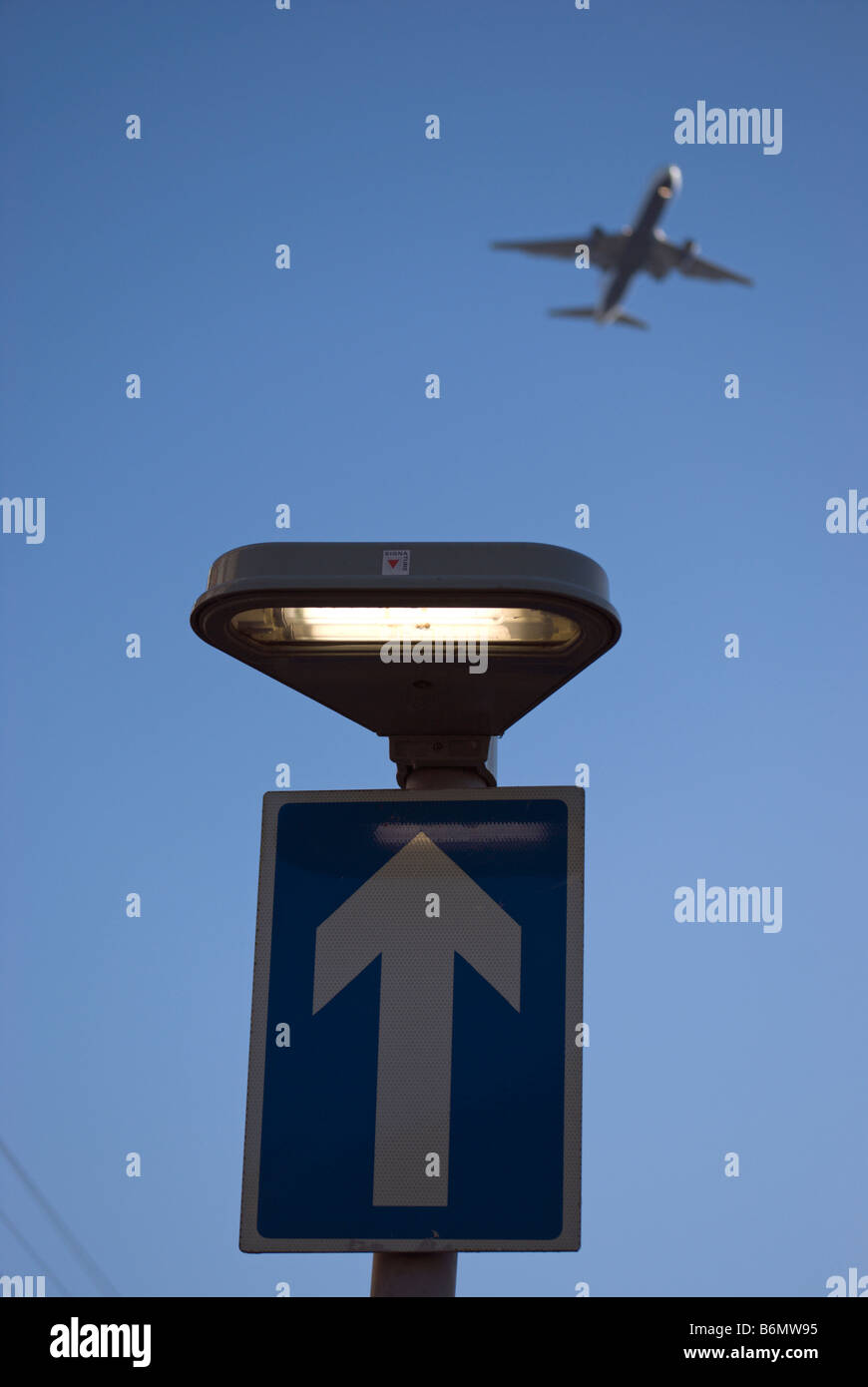 British una strada a senso unico segno di traffico con passaggio aereo diretto a Heathrow, a Hounslow, Middlesex, Inghilterra Foto Stock