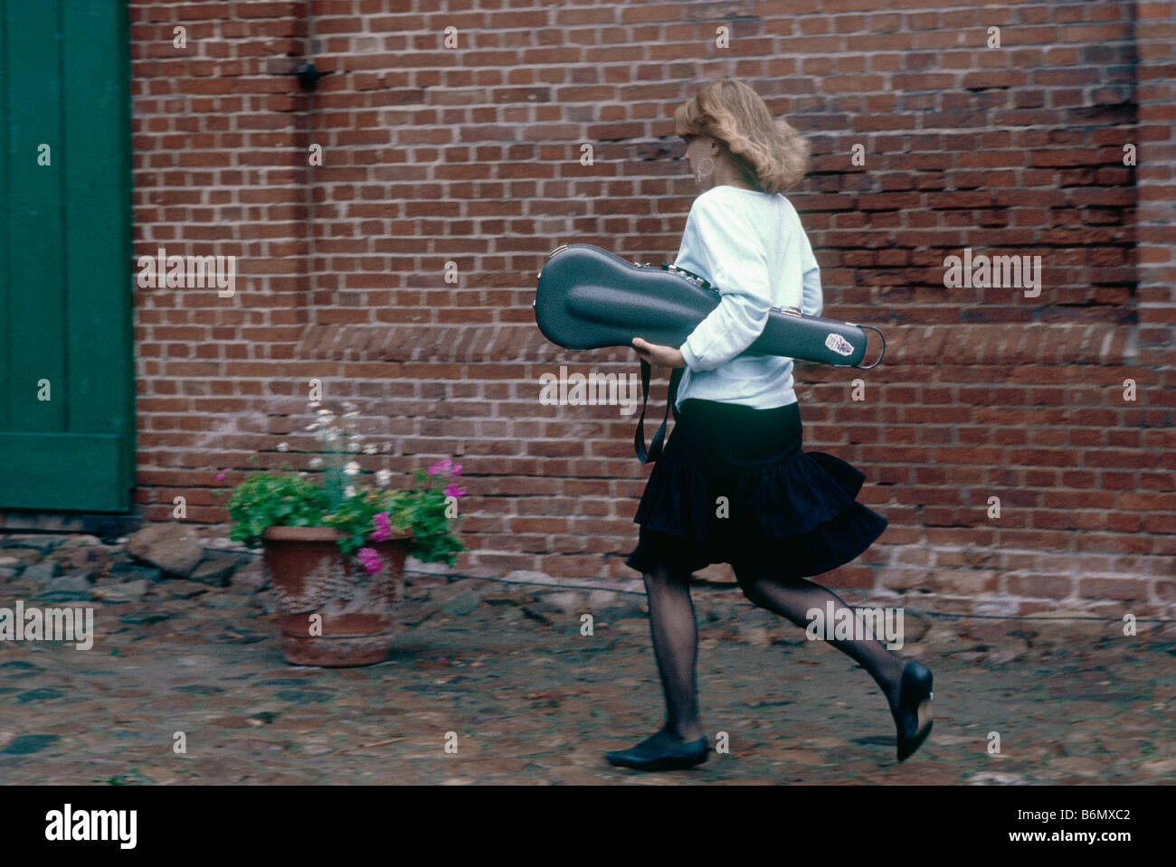 Schleswig Holstein Music Festival, ritardato le giovani donne con violino in esecuzione per il concerto in agriturismo Schoenau Foto Stock