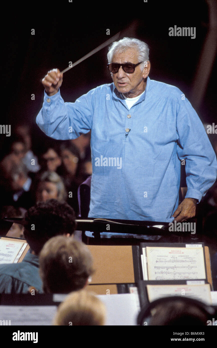 Leonard Bernstein conducendo l'Orchestra dei giovani in Salzau mentre lo Schleswig Holstein Music Festival Foto Stock