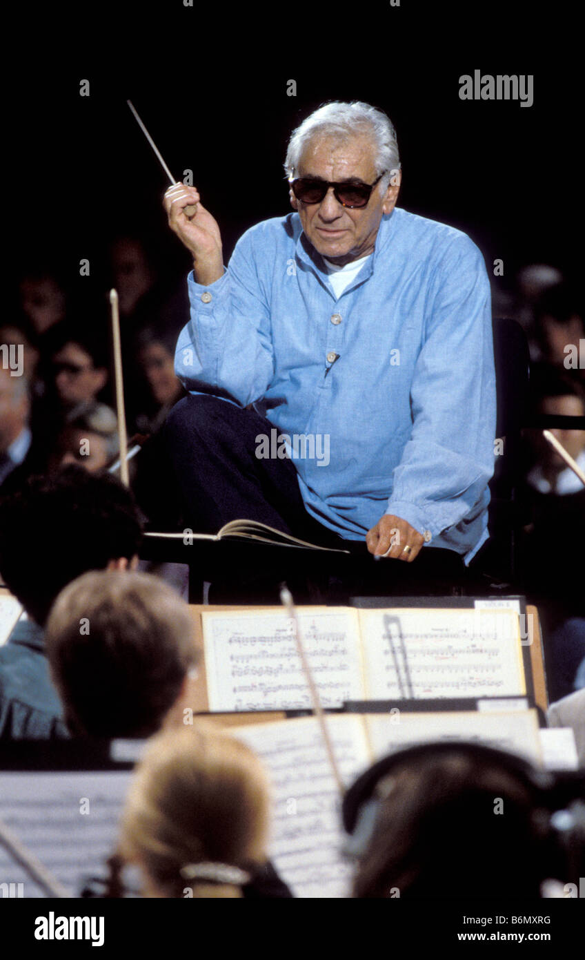 Leonard Bernstein conducendo l'Orchestra dei giovani in Salzau mentre lo Schleswig Holstein Music Festival Foto Stock