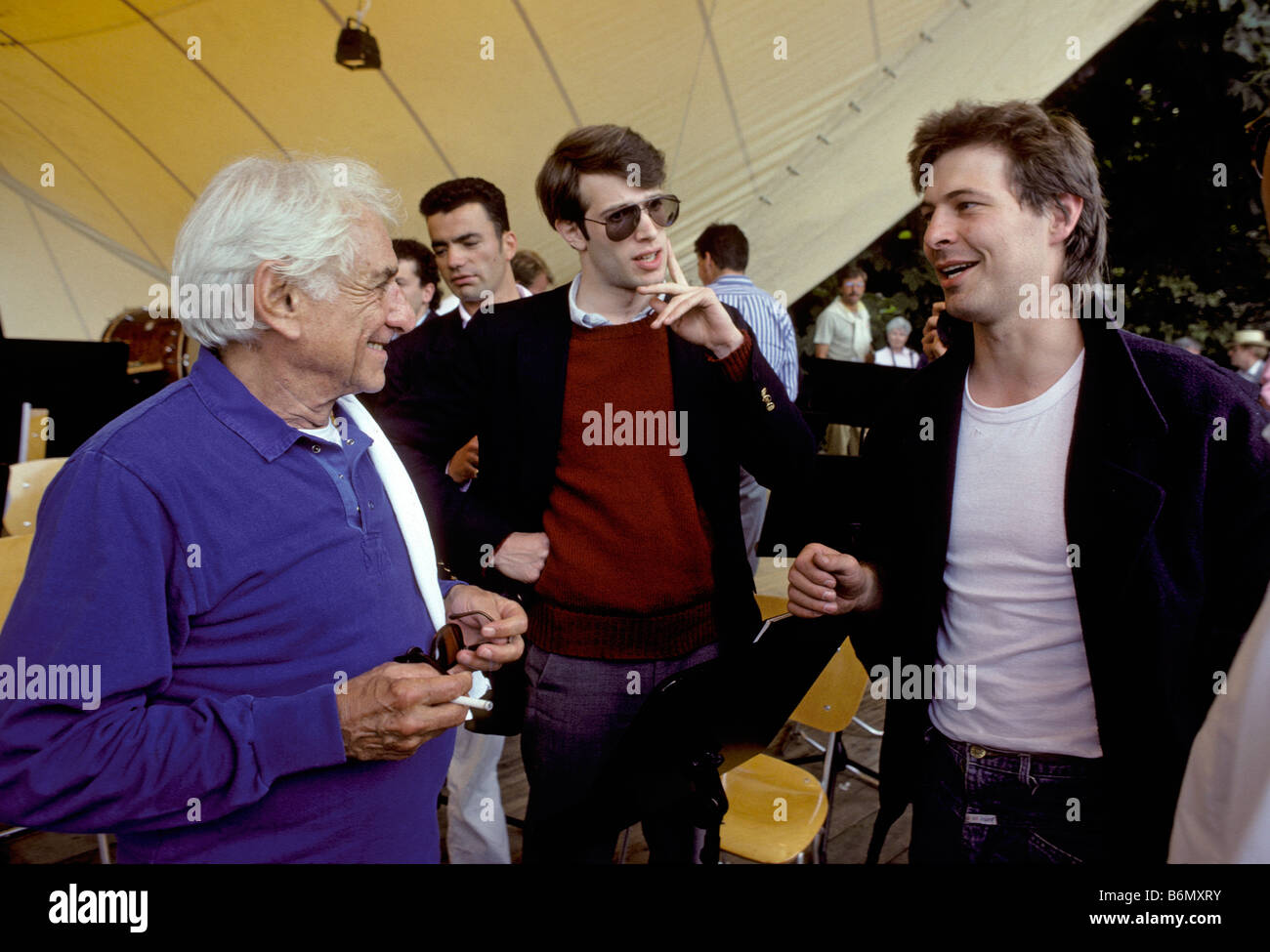 Leonard Bernstein parlando ai membri dell'Orchestra Giovanile del Festival SHMF egli è in conduzione durante una pausa di prova Foto Stock