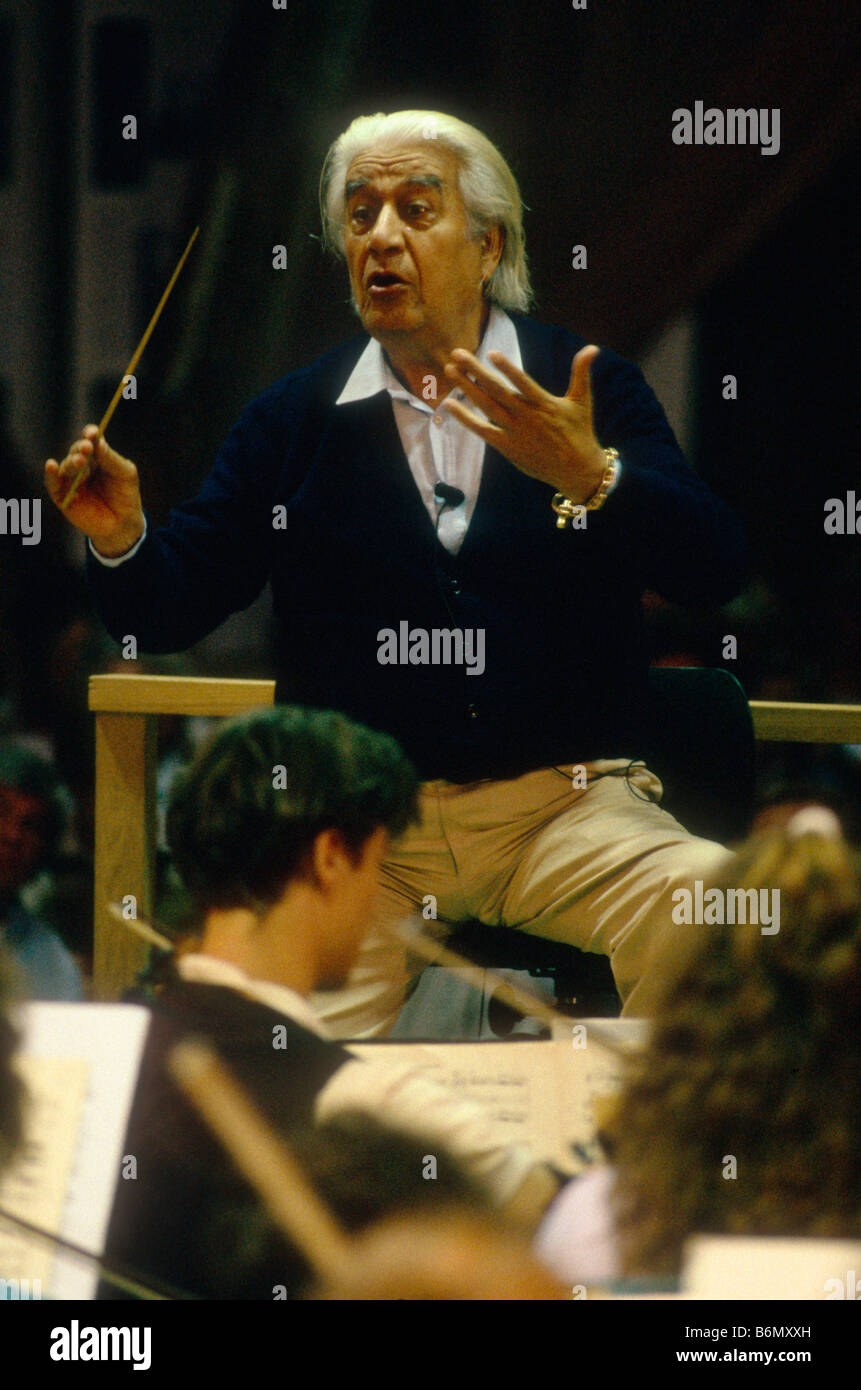 Sergiu Celibidache conducendo l'Orchestra Giovanile del Salzau mentre lo Schleswig Holstein Music Festival Foto Stock