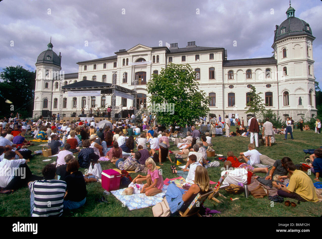 Schleswig Holstein Music Festival, i visitatori possono fare picnic in parte anteriore del manor Salzau durante una pausa di concerti in erba Foto Stock
