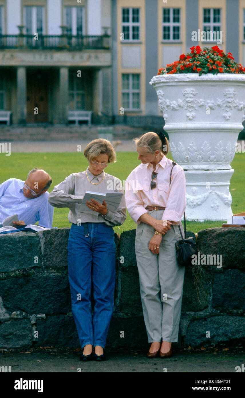 Schleswig Holstein Music Festival, i visitatori durante una pausa del concerto nel cortile del manor Altenhof studiare il programma. Foto Stock