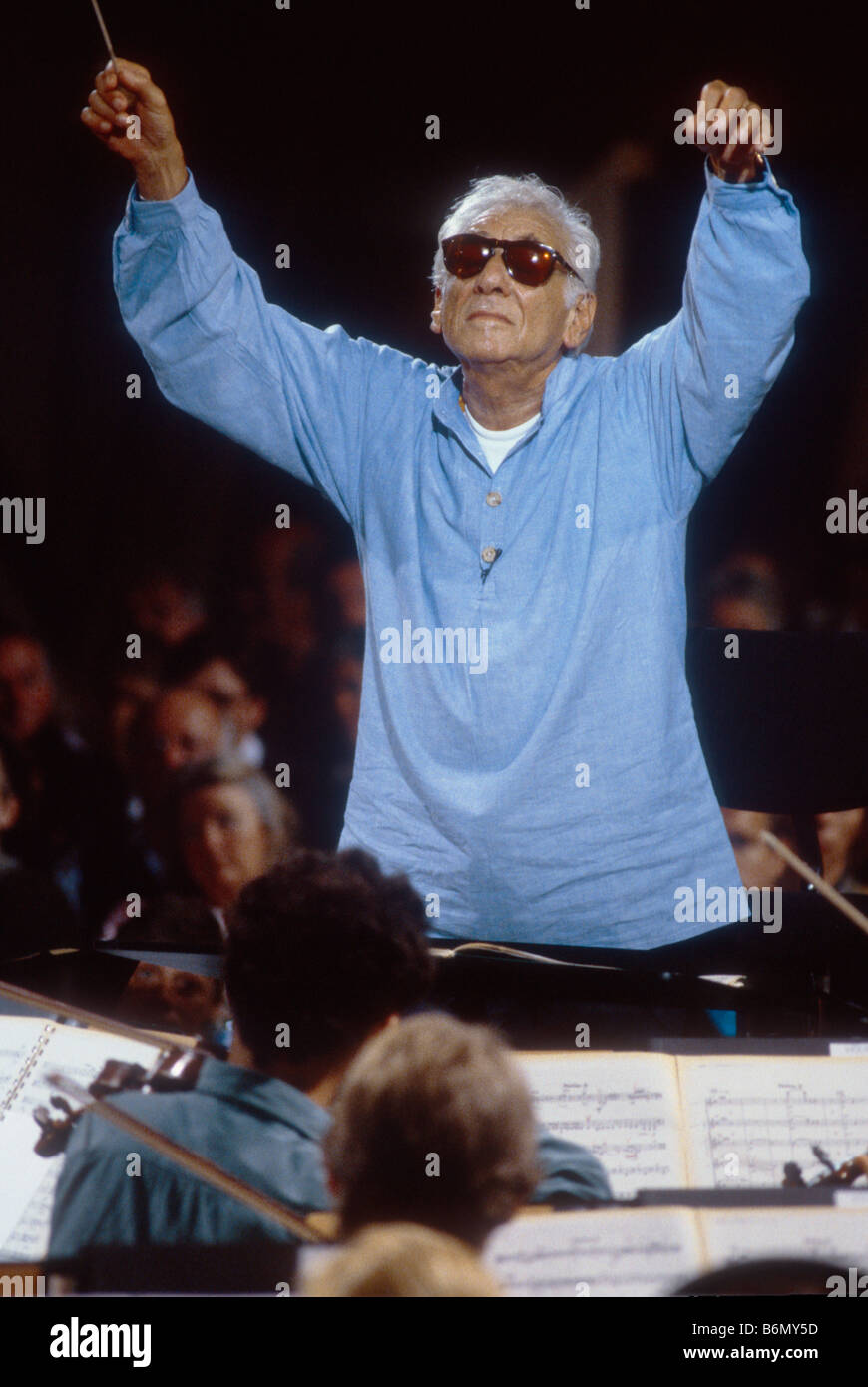 Leonard Bernstein conducendo l'Orchestra Giovanile del Schleswig-Holstein-Music-Festival in Salzau Foto Stock