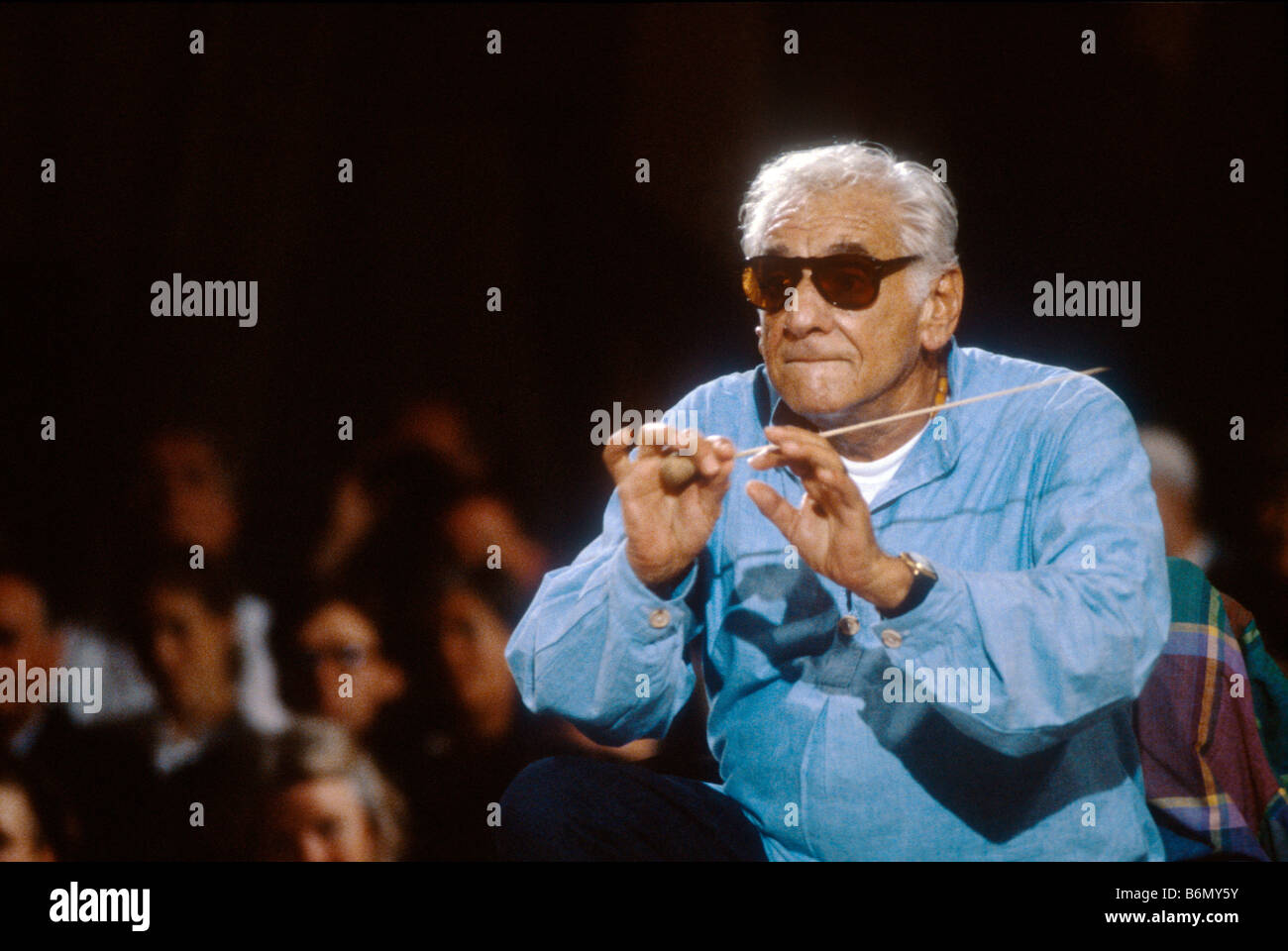 Leonard Bernstein conducendo l'Orchestra Giovanile del Schleswig-Holstein-Music-Festival in Salzau Foto Stock