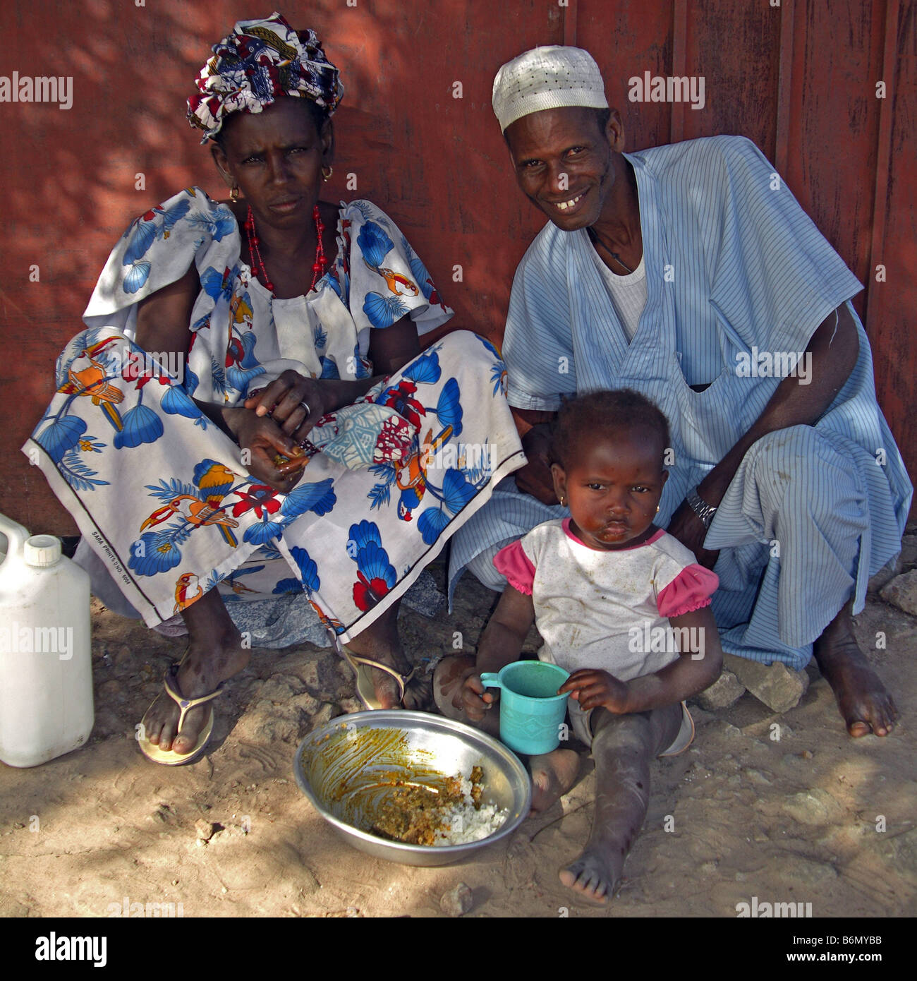 Famiglia di mangiare in Gambia, Africa occidentale Foto Stock