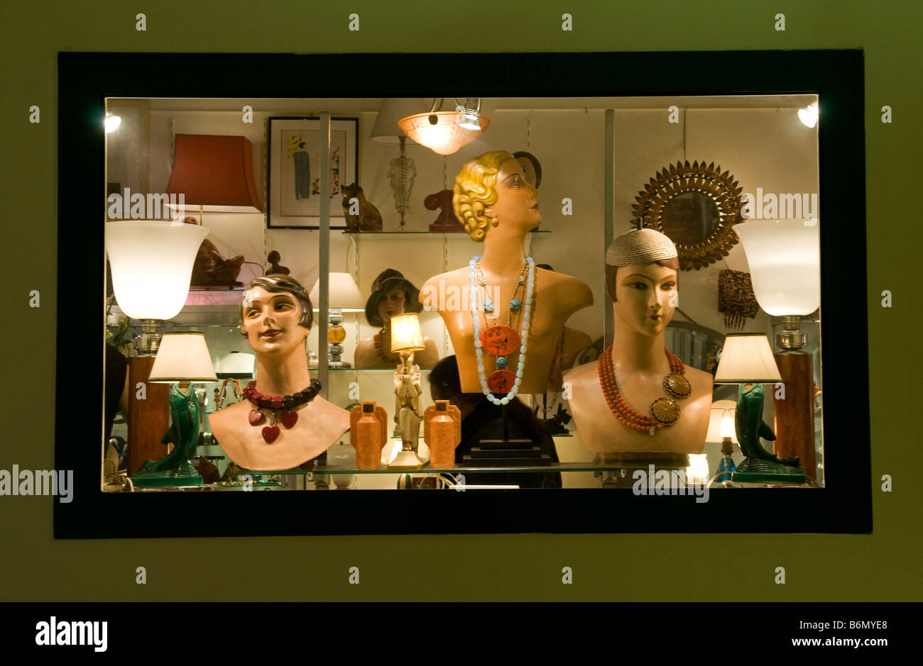 Vetrina per il mercato delle pulci di St Ouen in Parigi, visualizzazione 30's moda manichini donna e accessori Foto Stock
