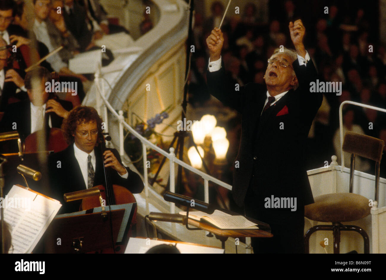 Leonard Bernstein conducendo il Requiem di Mozart nella chiesa di San Michele di Amburgo, mentre il Land Schleswig-Holstein-Music-Festival Foto Stock