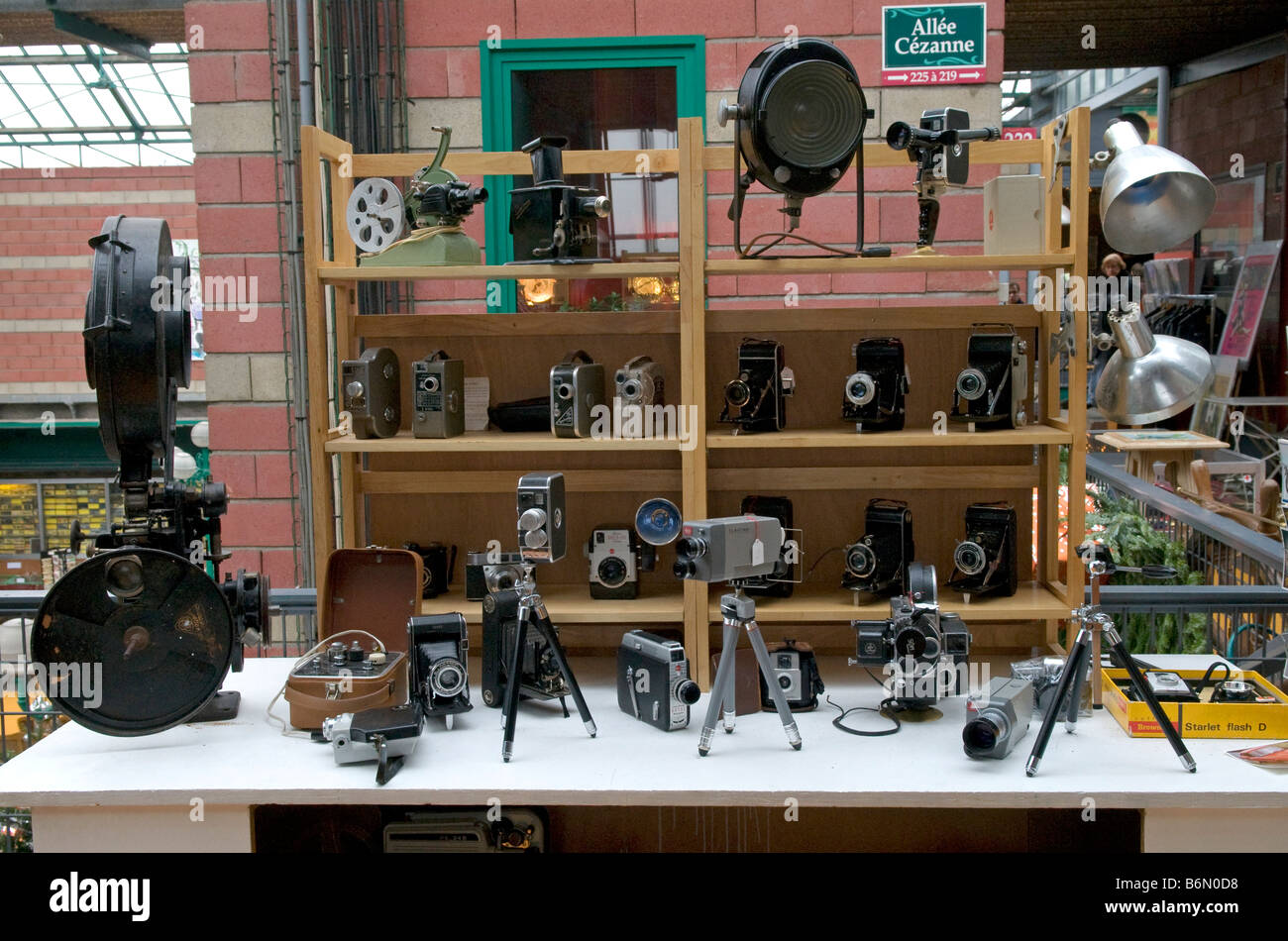 Negozio di telecamera al coperto il mercato delle pulci di St Ouen, Porte de Clignancourt a Parigi. Foto Stock