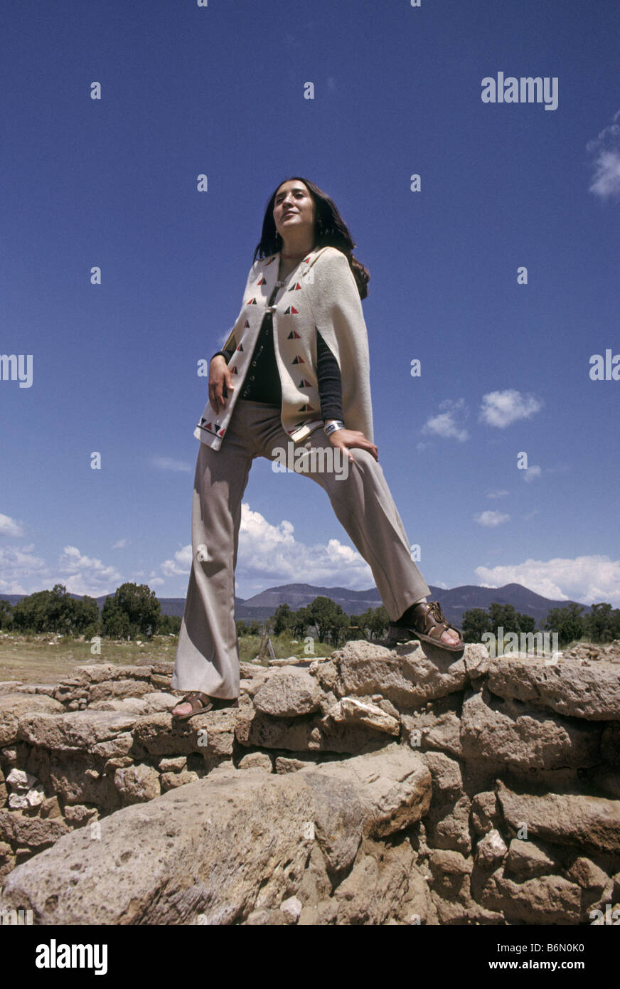 Una moda giovane modelli modello indumenti di cotone effettuate da Indiani Pueblo durante una moda sparare a Puye Cliffs, Nuovo Messico. Foto Stock