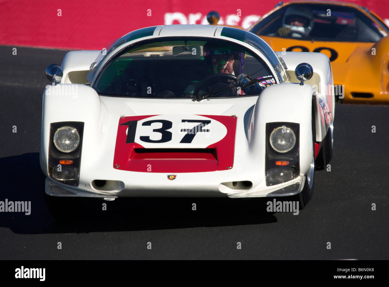 Pablo Gonzalez aziona il Cablaeriza, Inc. 1966 Porsche 906, nella parte superiore del cavatappi alla Mazda Laguna Seca Raceway Foto Stock