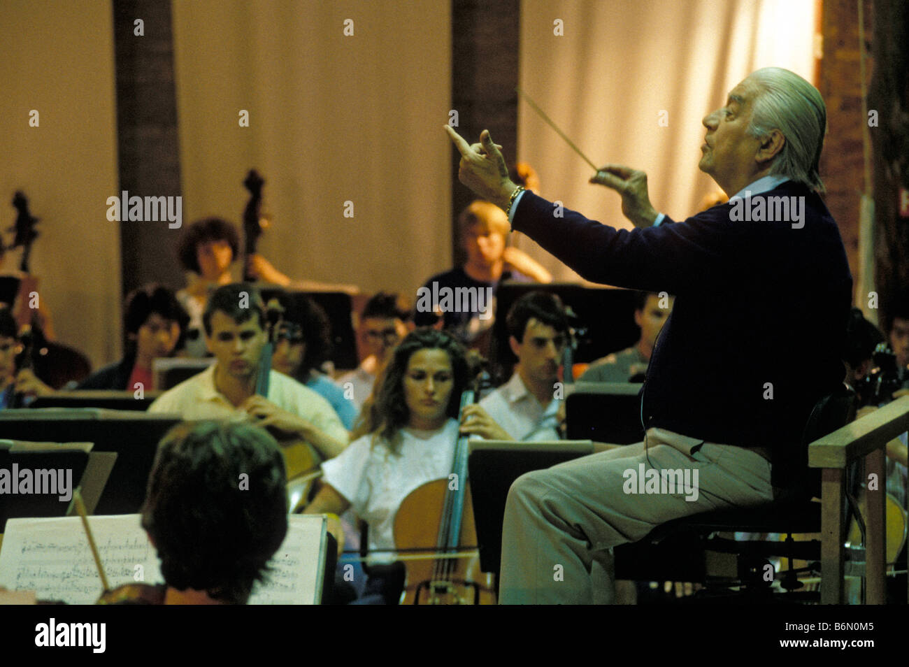 Sergiu Celibidache conducendo l'Orchestra Giovanile del Salzau mentre lo Schleswig Holstein Music Festival Foto Stock