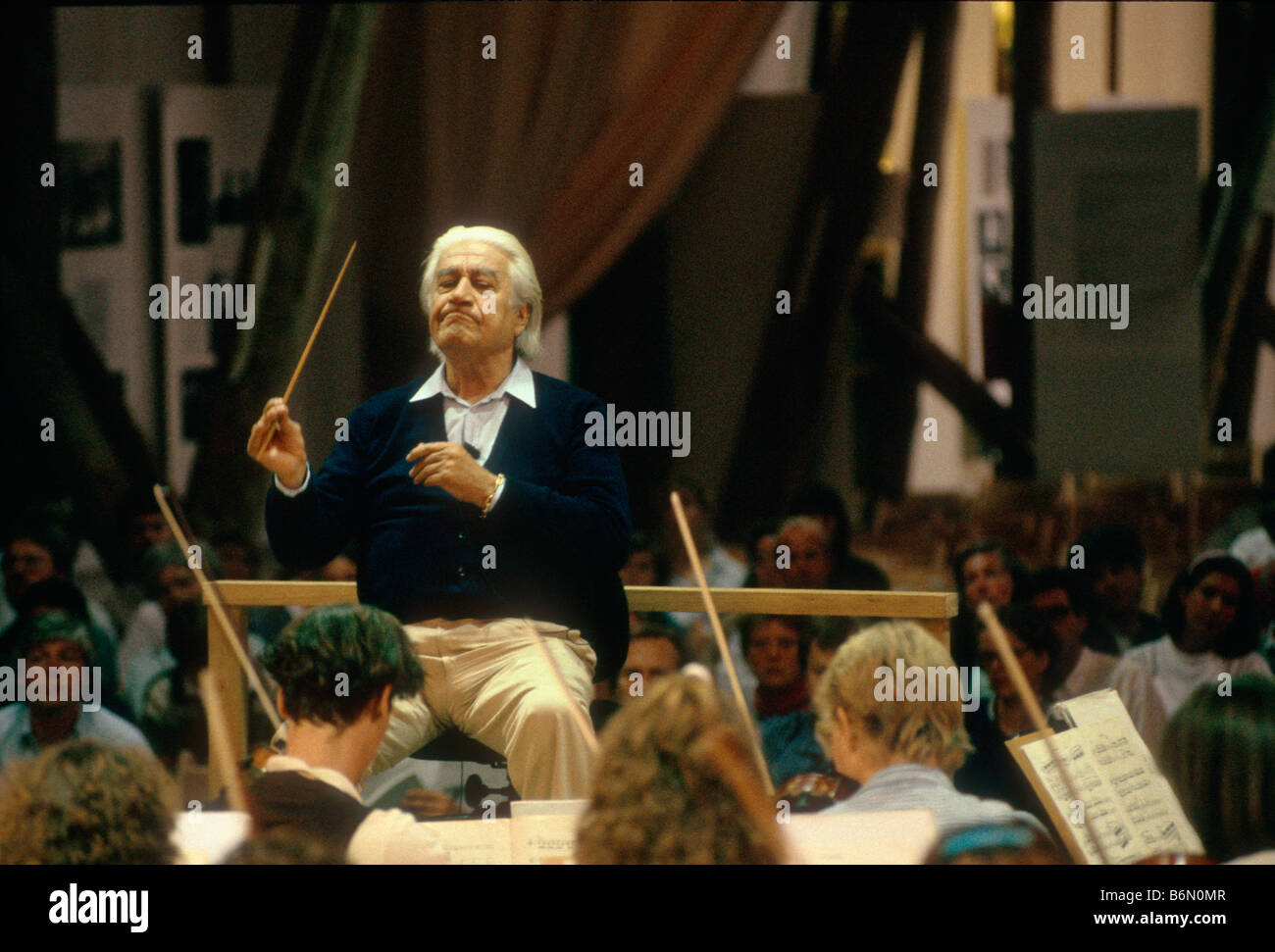 Schleswig Holstein Music Festival, Sergiu Celibidache conducendo il Salzau Youth Orchestra Foto Stock