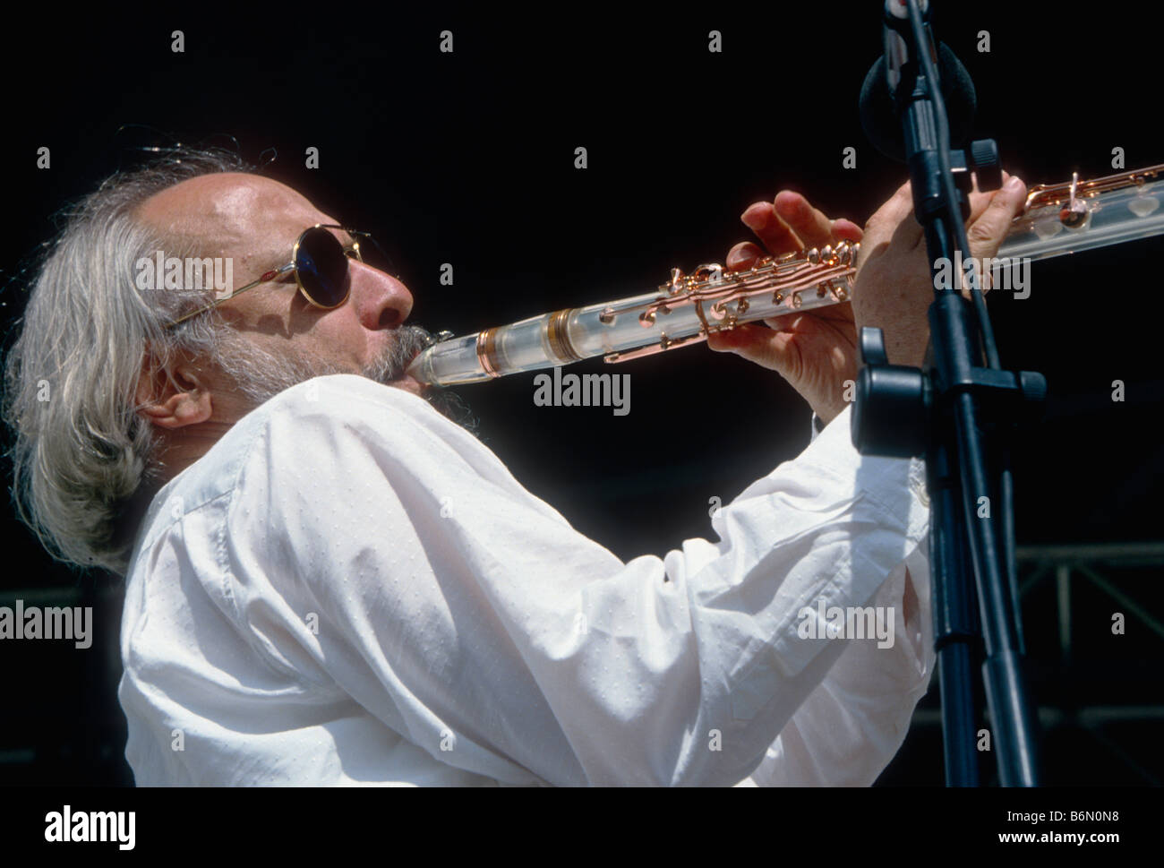 Ebraica musicista klezmer Giora Feidmann giocando sul suo clarinetto in Salzau mentre Schleswig Holstein Music Festival Foto Stock