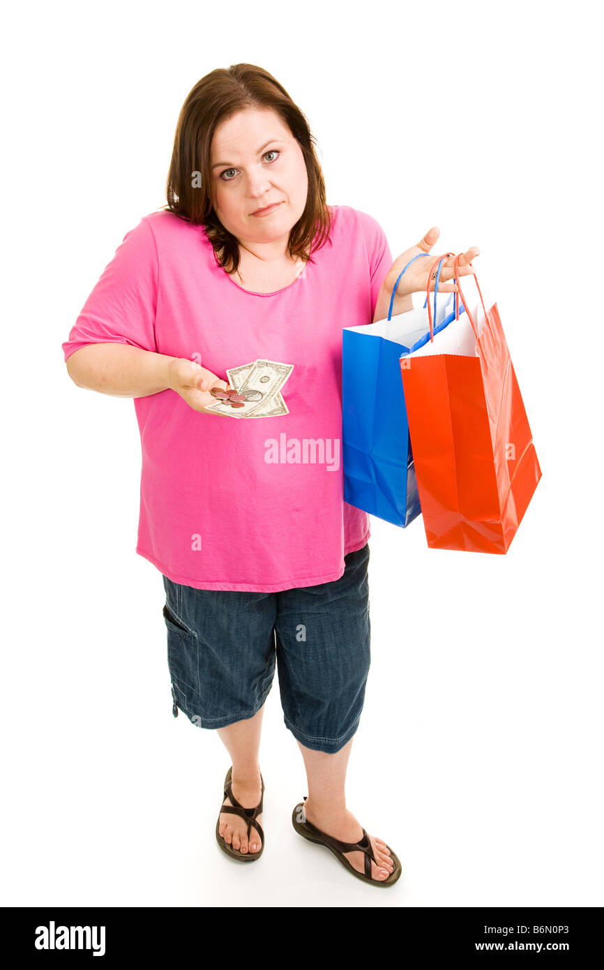 Donna che mantiene le borse per la spesa e guardando delusi per la piccola quantità di cambiamento ha lasciato oltre isolato su bianco Foto Stock