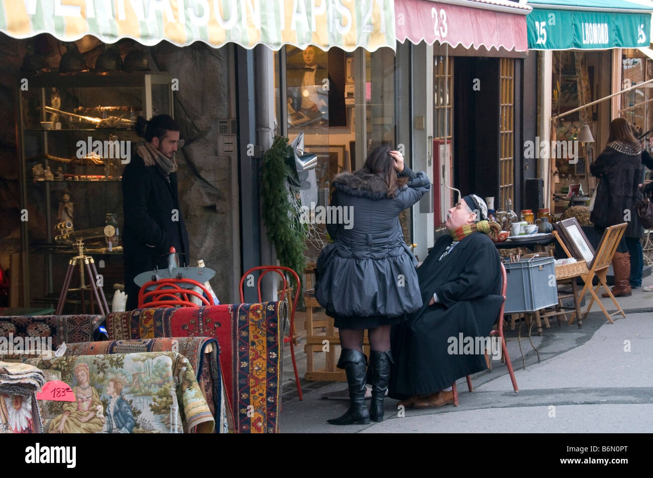 Scena di strada dal mercato delle pulci a Porte de Clignancourt, a Parigi Foto Stock