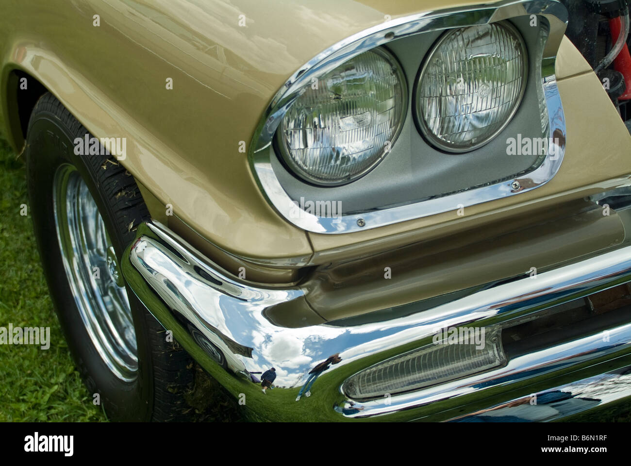 Classic Vintage muscle car auto classiche auto auto automobili Auto antico faro bianco crema Chrome griglia del paraurti Foto Stock