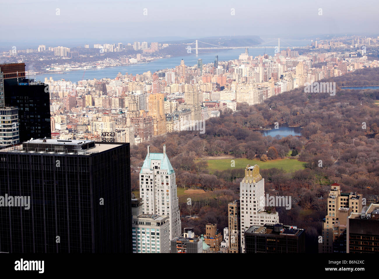 Vista guardando a nord dalla sommità della roccia observation deck a 30 Rockefeller Center di New York City Foto Stock