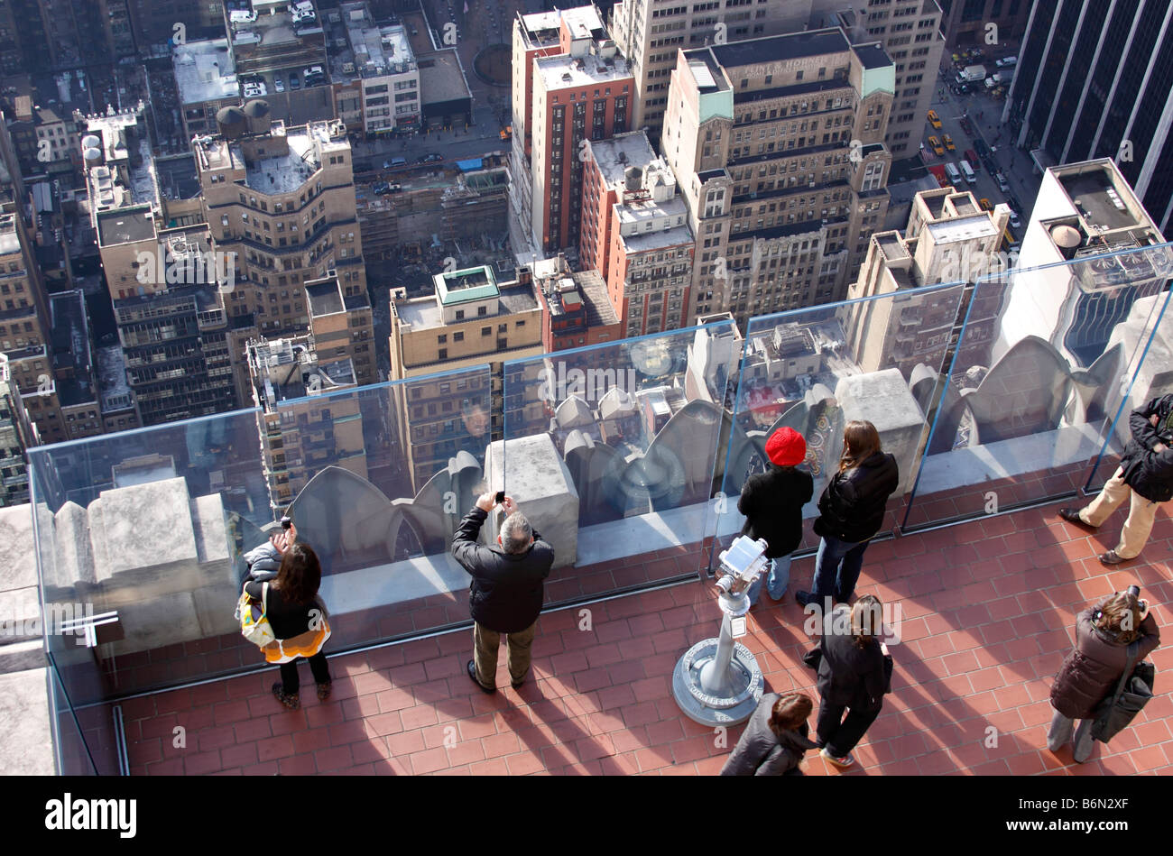 I turisti fotografare, parte superiore della roccia Observation Deck, 30 Rockefeller Center, Manhattan, New York City, Stati Uniti d'America Foto Stock