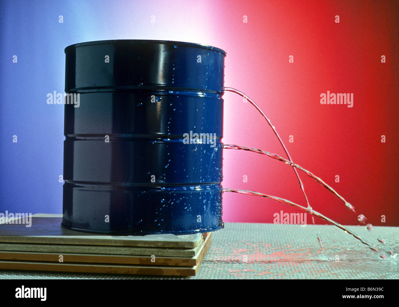 La scienza esperimento con fori sul lato della può essere riempito con acqua mostra una maggiore pressione in profondità. Foto Stock