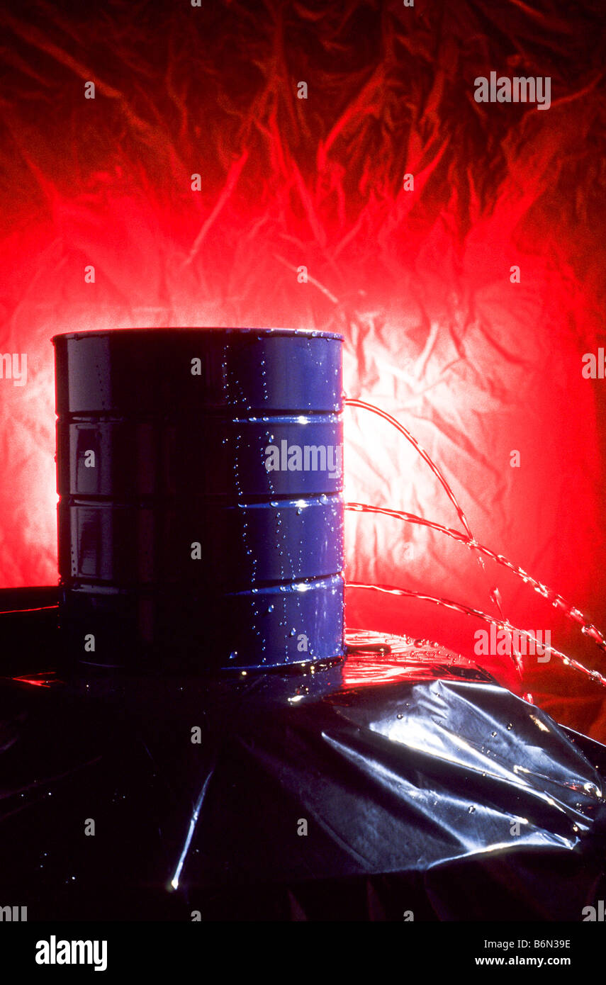 La scienza esperimento con fori sul lato della può essere riempito con acqua mostra una maggiore pressione in profondità. Foto Stock