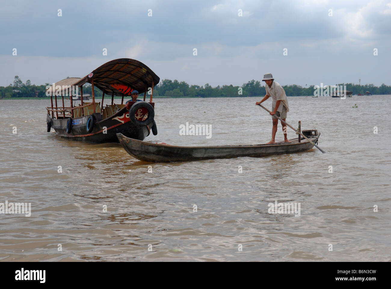 Uomo in sampan, Tien Giang Fiume Mekong Delta Vietnam Foto Stock