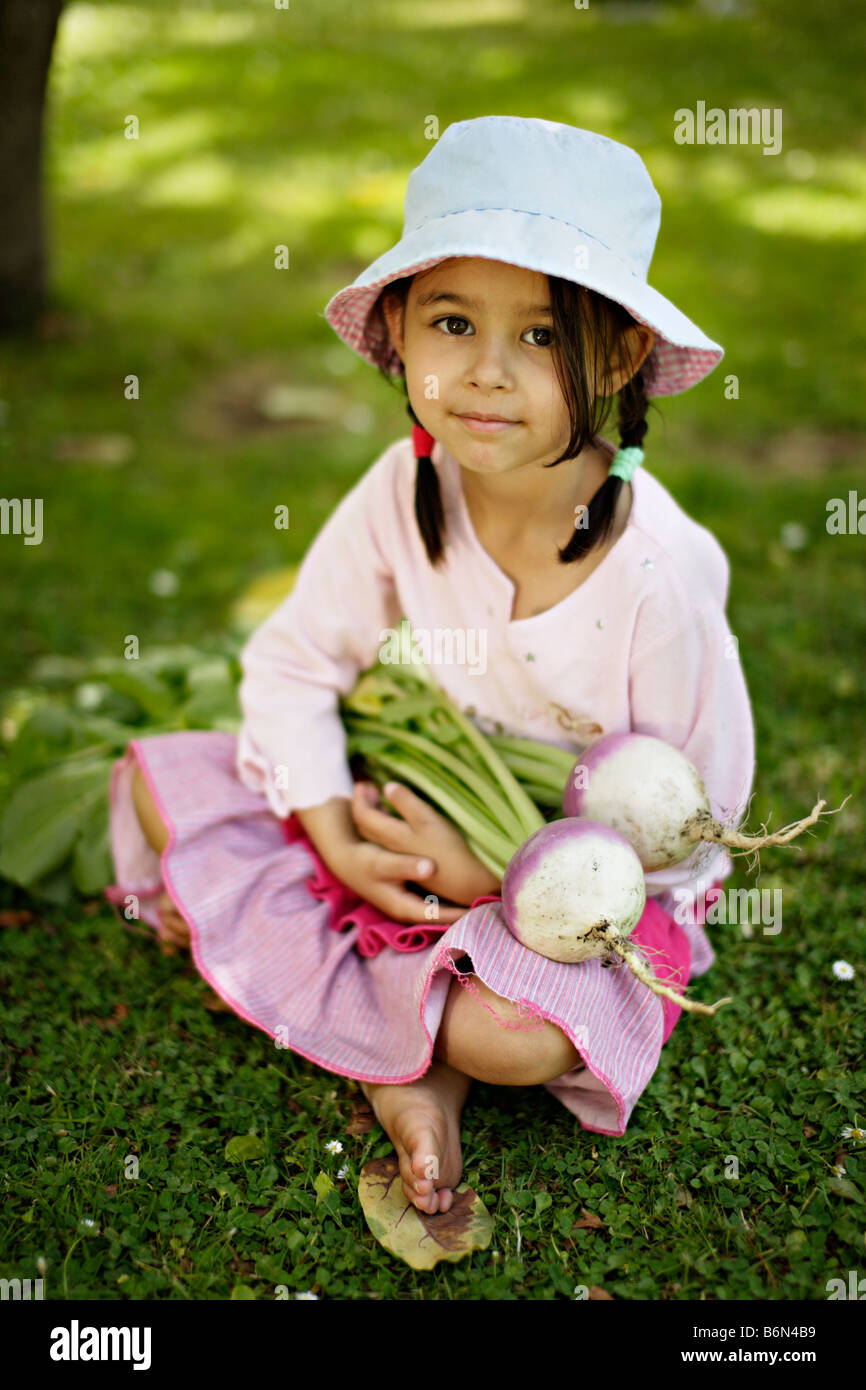 Bambina di cinque anni detiene due home organico cresciuto navoni Foto Stock