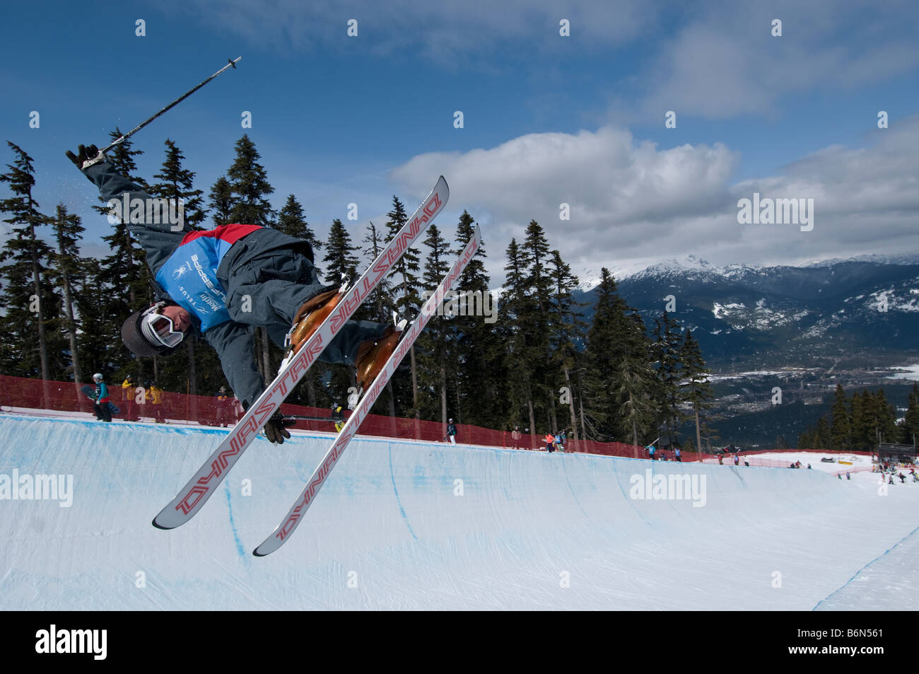 Atleta competere a Telus Mondo Sci e Snowboard Festival in Whistler, Canada tenutosi ad ogni Aprile Foto Stock