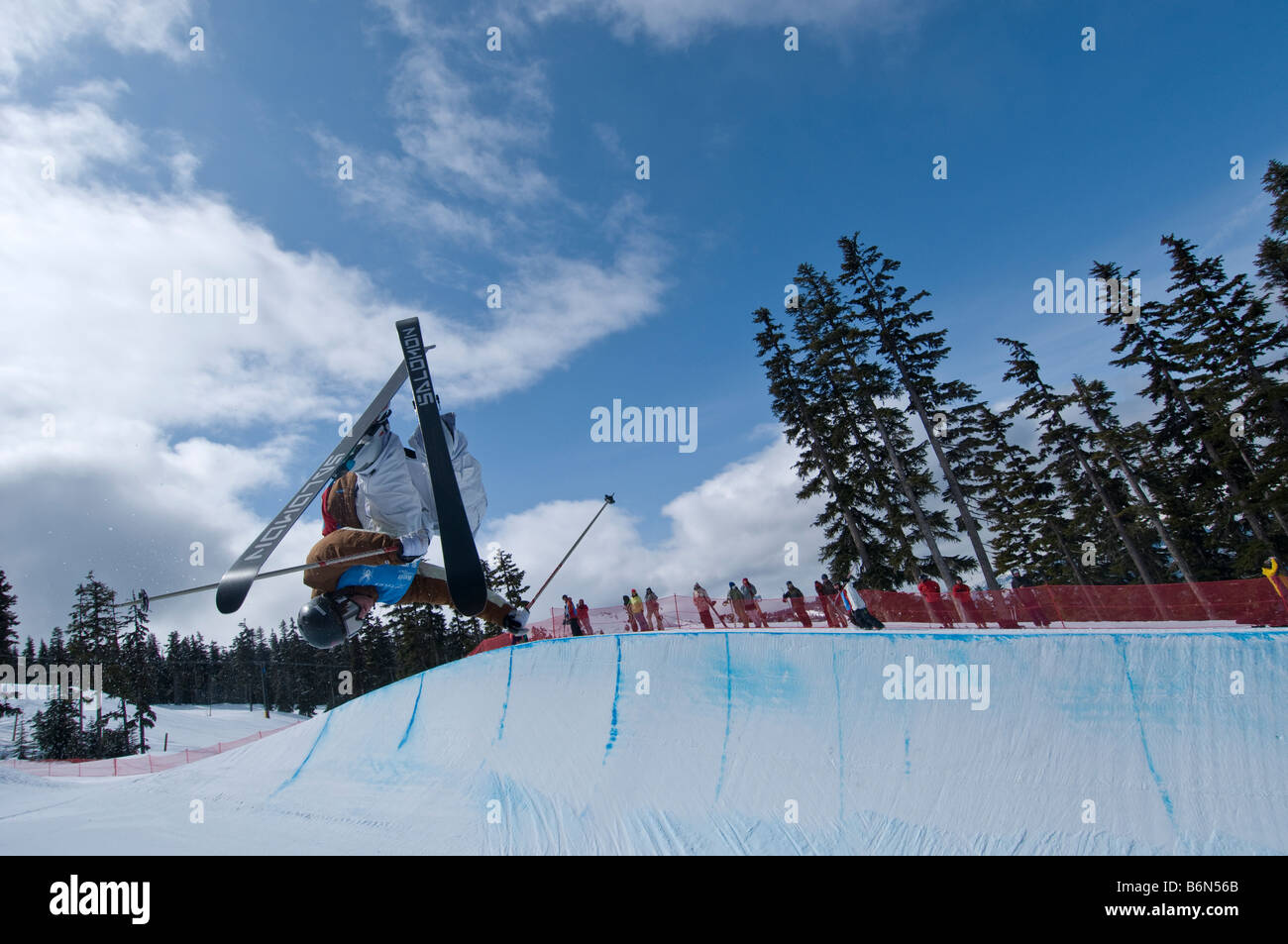 Atleta competere a Telus Mondo Sci e Snowboard Festival in Whistler, Canada tenutosi ad ogni Aprile Foto Stock
