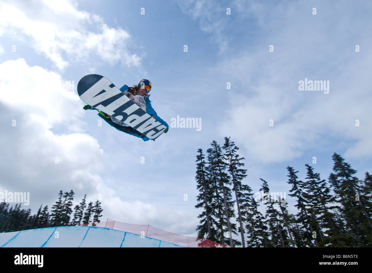 Atleta competere a Telus Mondo Sci e Snowboard Festival in Whistler, Canada tenutosi ad ogni Aprile Foto Stock