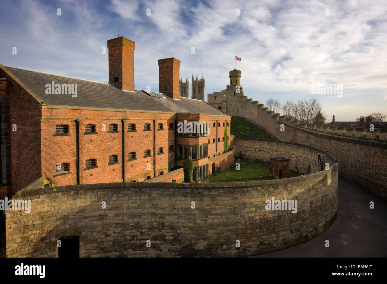 Vittoriano edificio della prigione e delle mura del castello dalla procedura per la torre di Lucy, Lincoln Castle Foto Stock