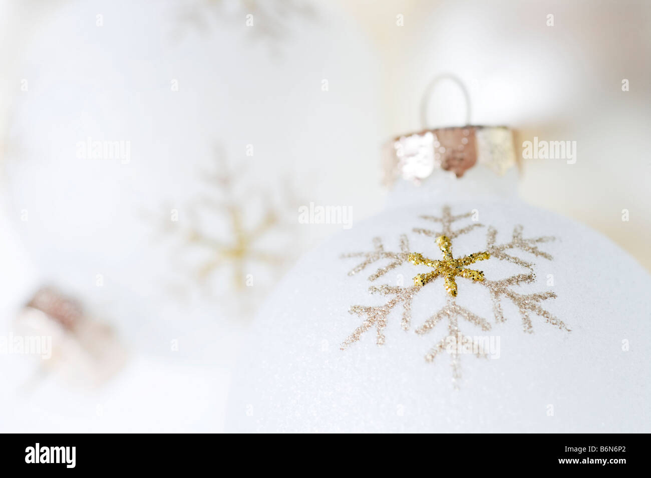 Elevato La chiave delle lampadine di Natale su sfondo bianco macchiato con cautela e ritoccate Foto Stock