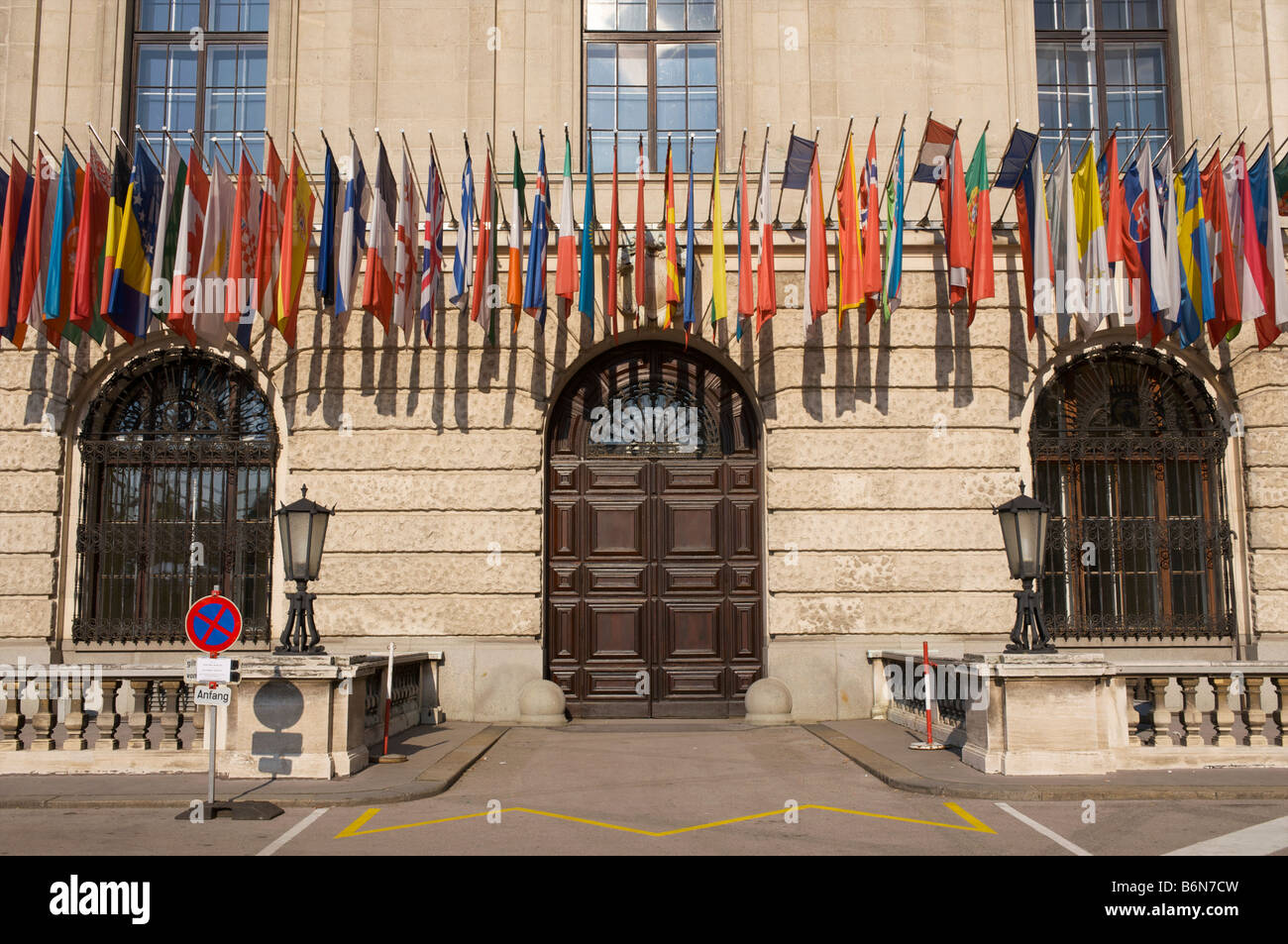 Bandiere del mondo appesa al di fuori del Palazzo di Hofburg a Vienna Austria Foto Stock