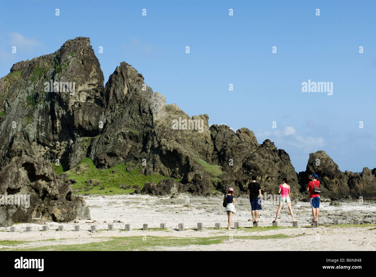 Taiwan, Isola Verde, Youzihhu, persone che guardano la roccia vulcanica formazione Vista panoramica Foto Stock