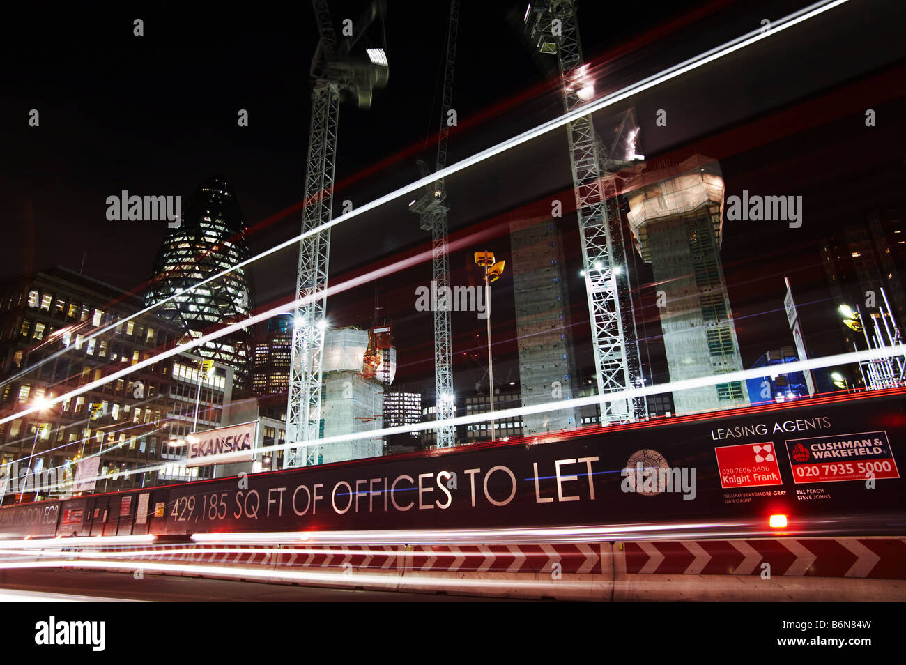 Nuovo edificio per uffici sito spazio di costruzione di gru di notte nella città di Londra Inghilterra gran bretagna regno unito Foto Stock