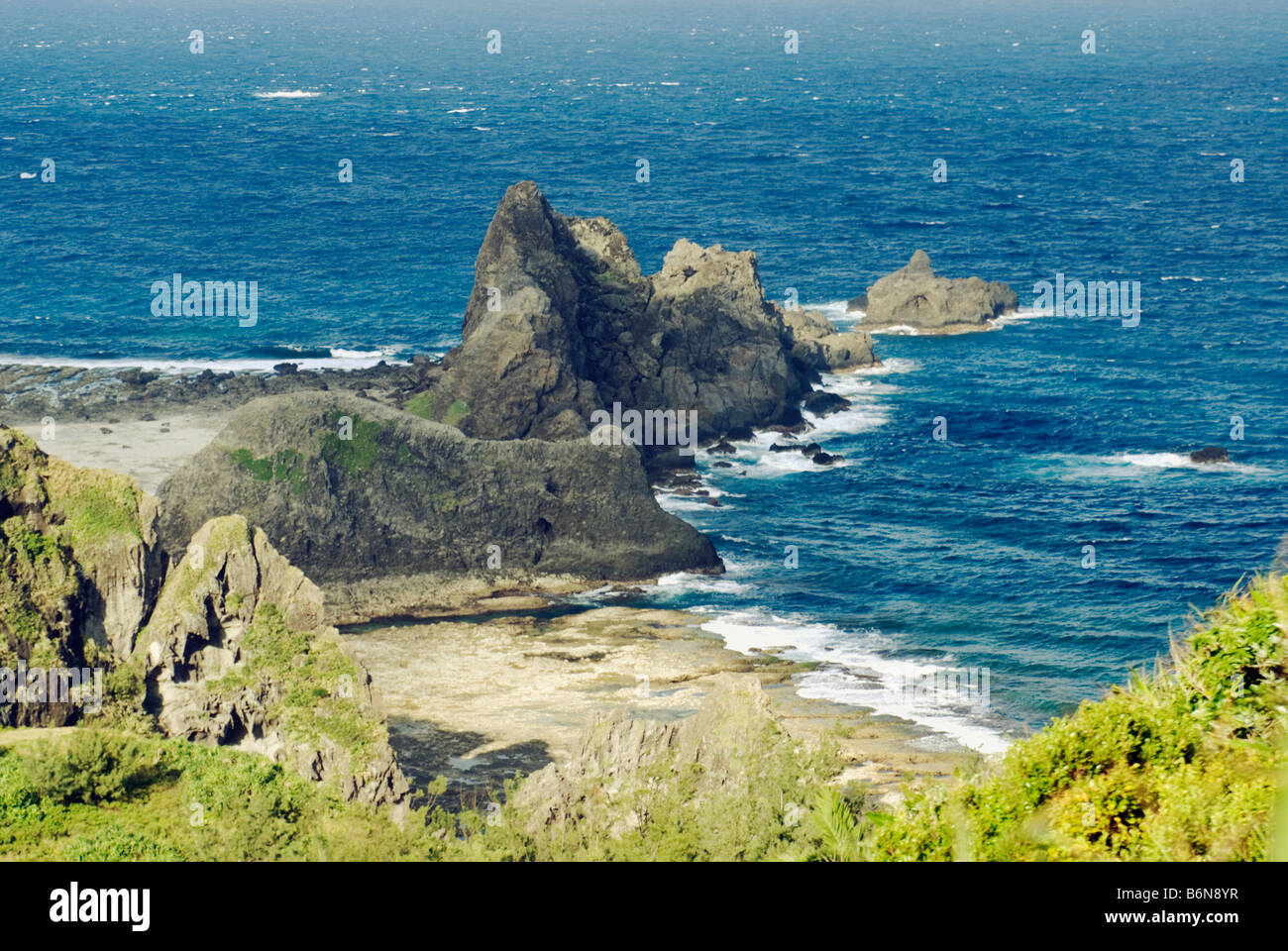 Taiwan, verde isola vulcanica di roccia ignea formazione lungo la costa dell'Oceano Pacifico Foto Stock