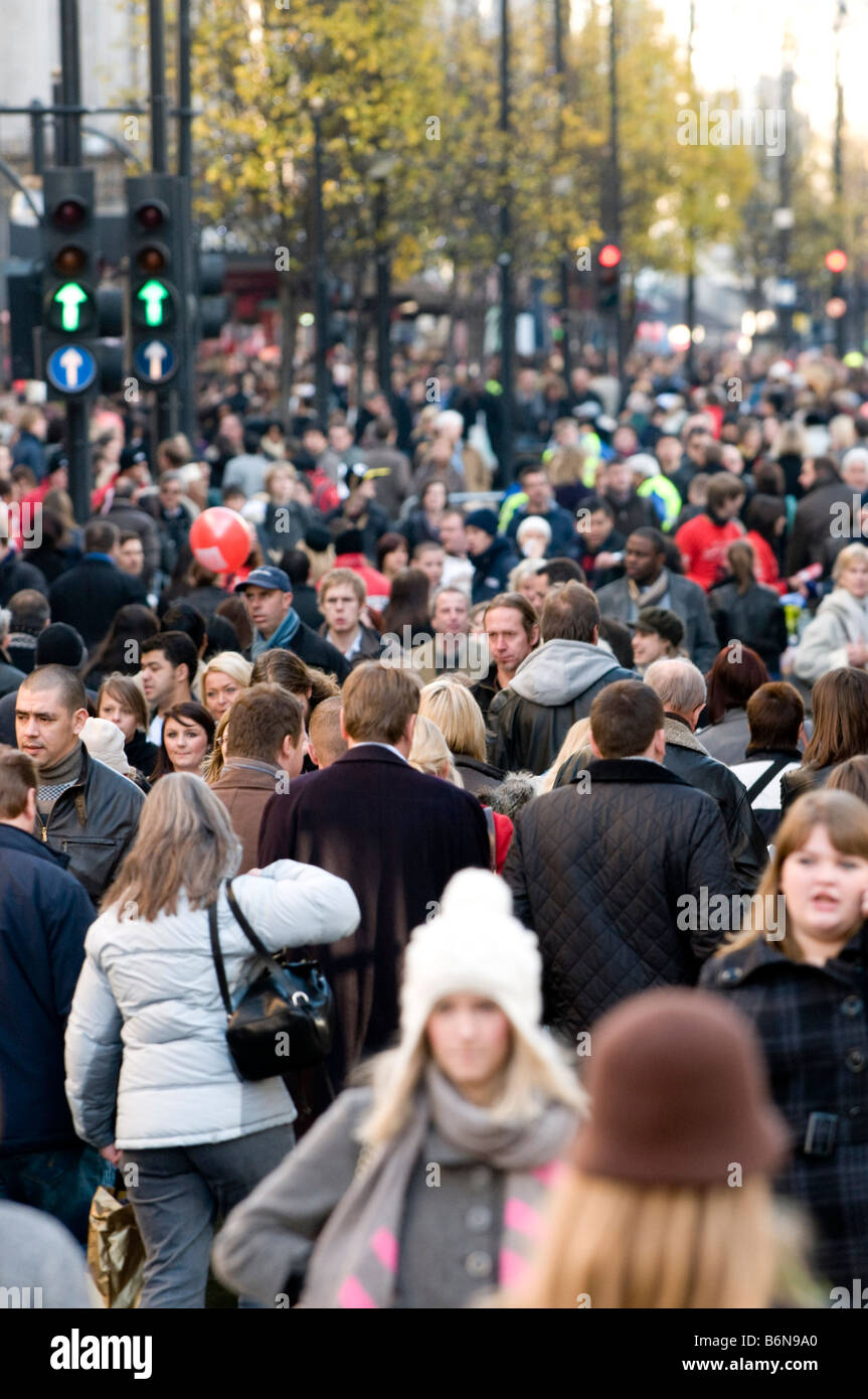 Gli amanti dello shopping di Oxford Street, Londra, Inghilterra, Regno Unito Foto Stock