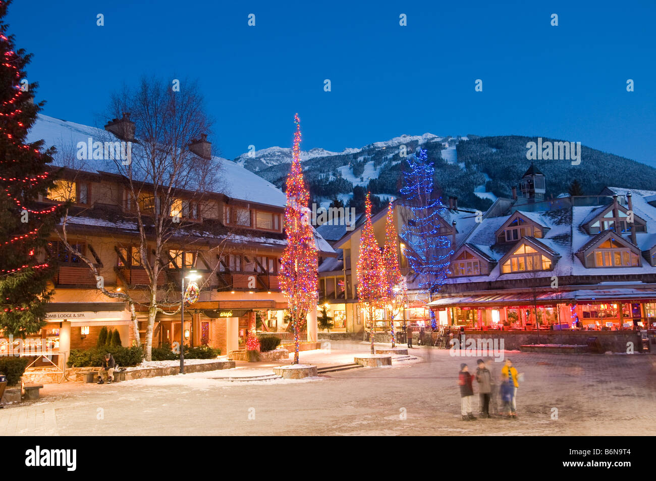 Il villaggio di Whistler al tramonto in inverno Foto Stock